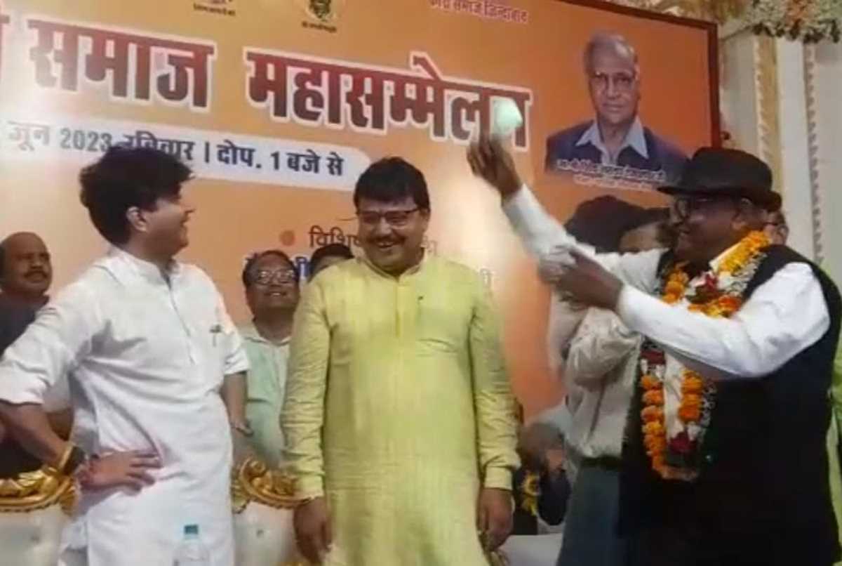 सिंधिया हुए हैरान जब बिजली मंत्री के सिर पर जलने लगा बिजली का बल्ब